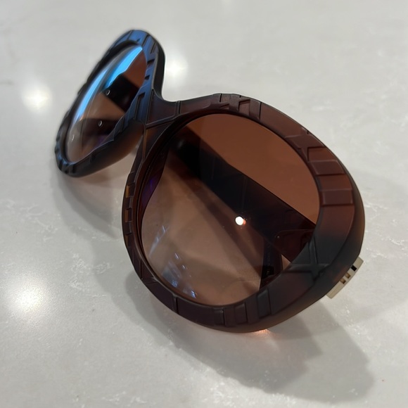 NWOT [Burberry] Women’s Oversized Sunglasses MATTE BROWN B4218 3583/13 with Case - Picture 7 of 7